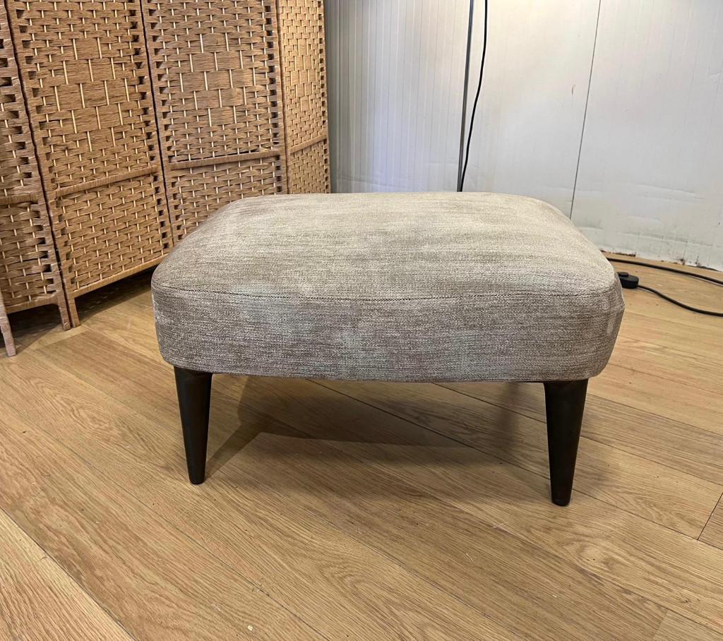 NIEUWSTAAT Minotti Aston Hocker + GARANTIE NP €1750, Huis en Inrichting, Design Voetenbanken en Poefen Minotti, https://www.minotti.com/en