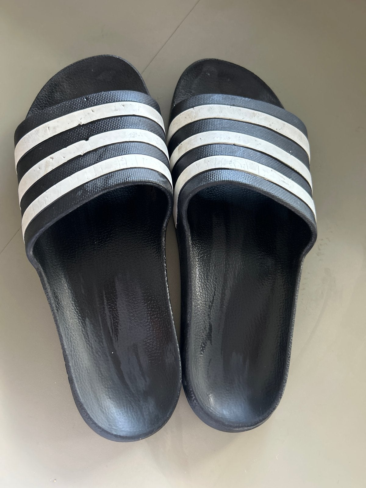 Adidas Adilette slippers - Zwart met witte strepen maat 44, Slippers, Zwart, Ophalen of Verzenden, Gedragen