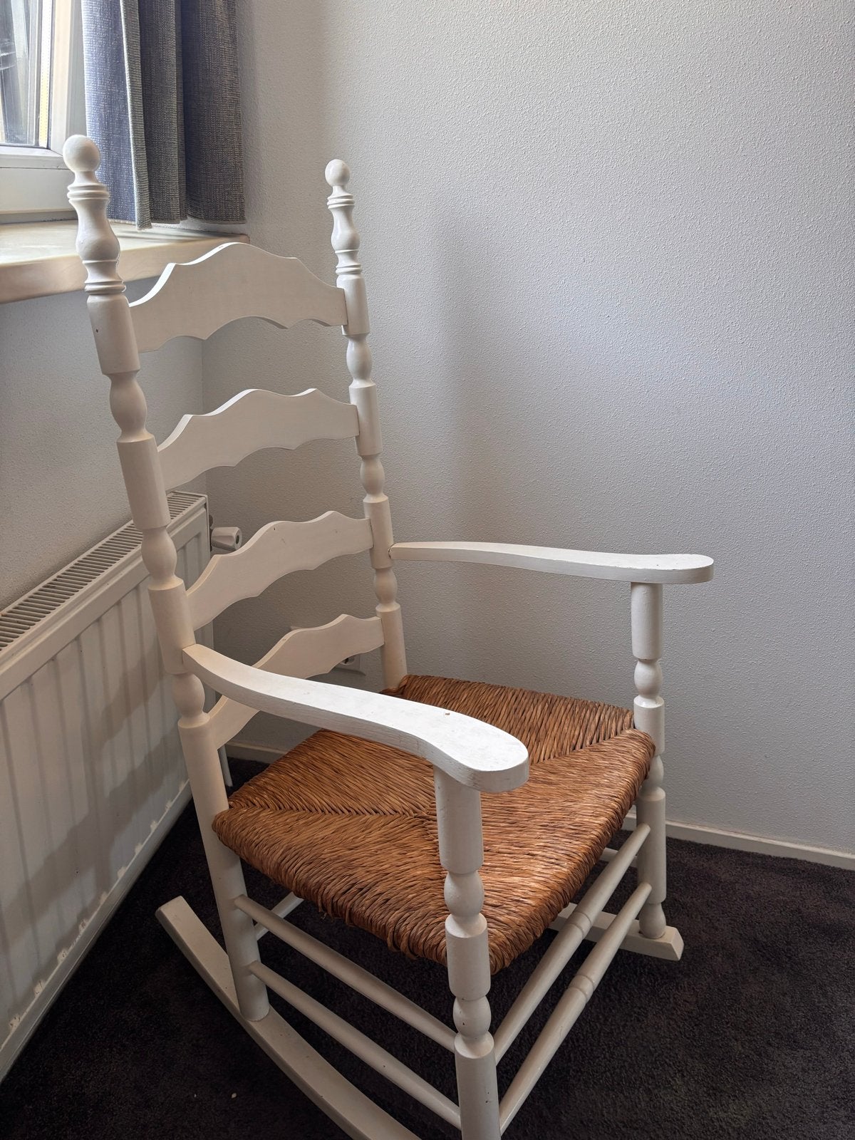 Witte schommelstoel met rieten zitting, Huis en Inrichting, Stoelen, Ophalen, Gebruikt, Wit, Eén