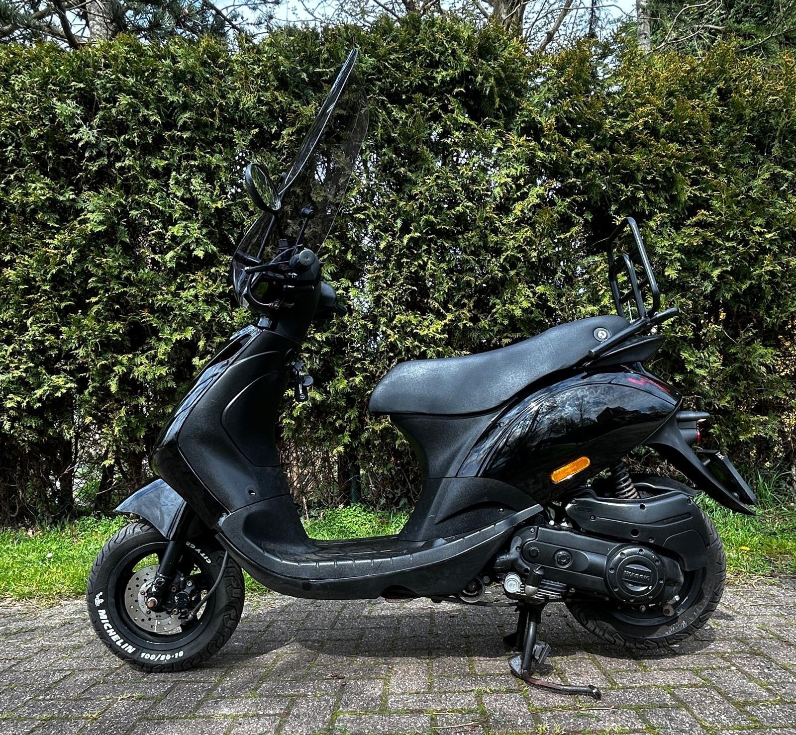 Als nieuwe Piaggio Zip E5, 2022 – Glans zwart, Fietsen en Brommers, Scooters | Piaggio, Ophalen, Maximaal 45 km/u, Zip, 49 cc