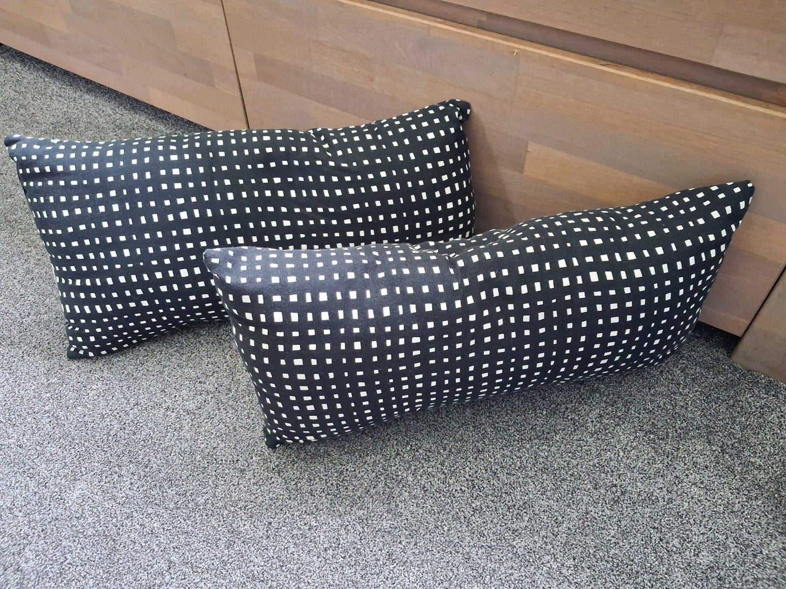 2x Stevige IKEA Kussens Zwart/Wit, Huis en Inrichting, Woonaccessoires | Kussens, Ophalen of Verzenden, Zo goed als nieuw, Wit
