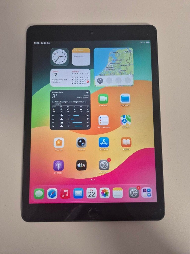 8th gen iPad met hoesje, Computers en Software, Apple iPads, Gebruikt, Apple iPad, Wi-Fi, 10 inch, 32 GB, Zilver, Ophalen