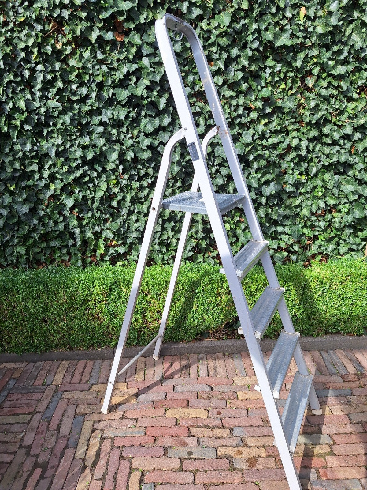 Zeer solide huishoudtrap trap 5 treden en emmerhaa, Doe-het-zelf en Verbouw, Ophalen of Verzenden, Gebruikt, Trap, Minder dan 2 meter
