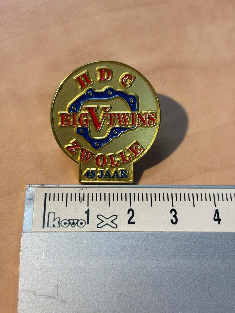 Metalen embleem Harley Davidson club Big V twins Zwolle 45 j, Verzenden, Zo goed als nieuw, Transport, Speldje of Pin