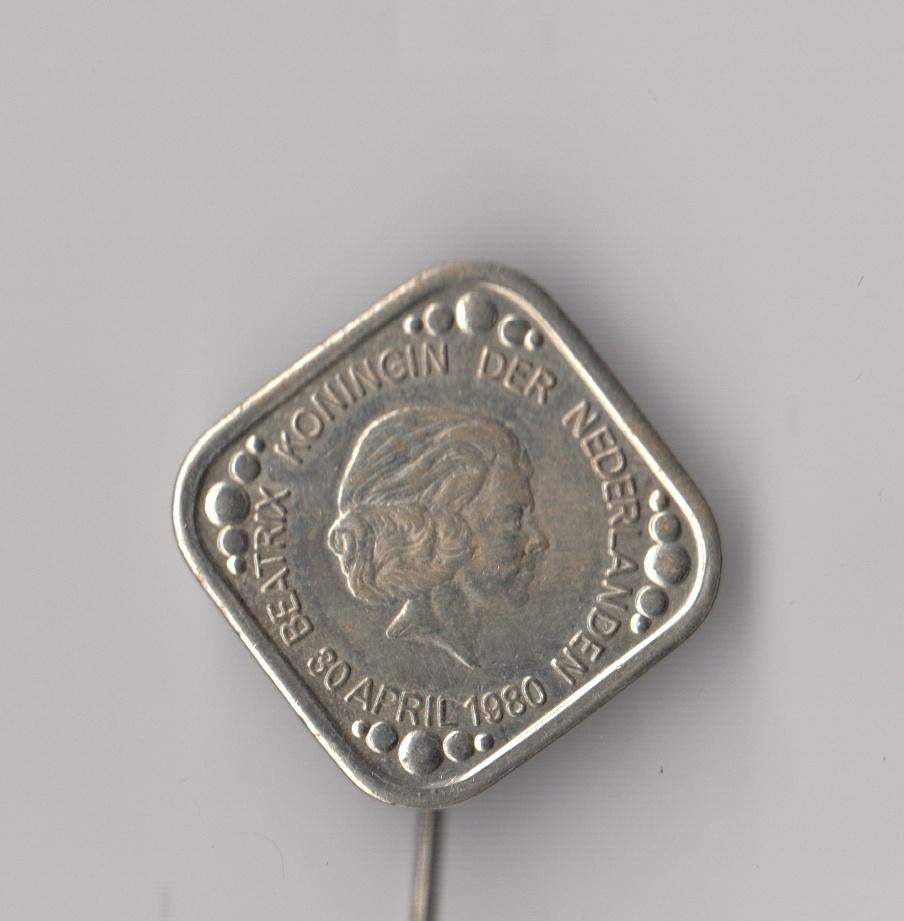 Koningin Beatrix 1980 Troon wissel speldje, Verzamelen, Gebruikt, Niet vindbaar, Niet vindbaar, Speldje of Pin