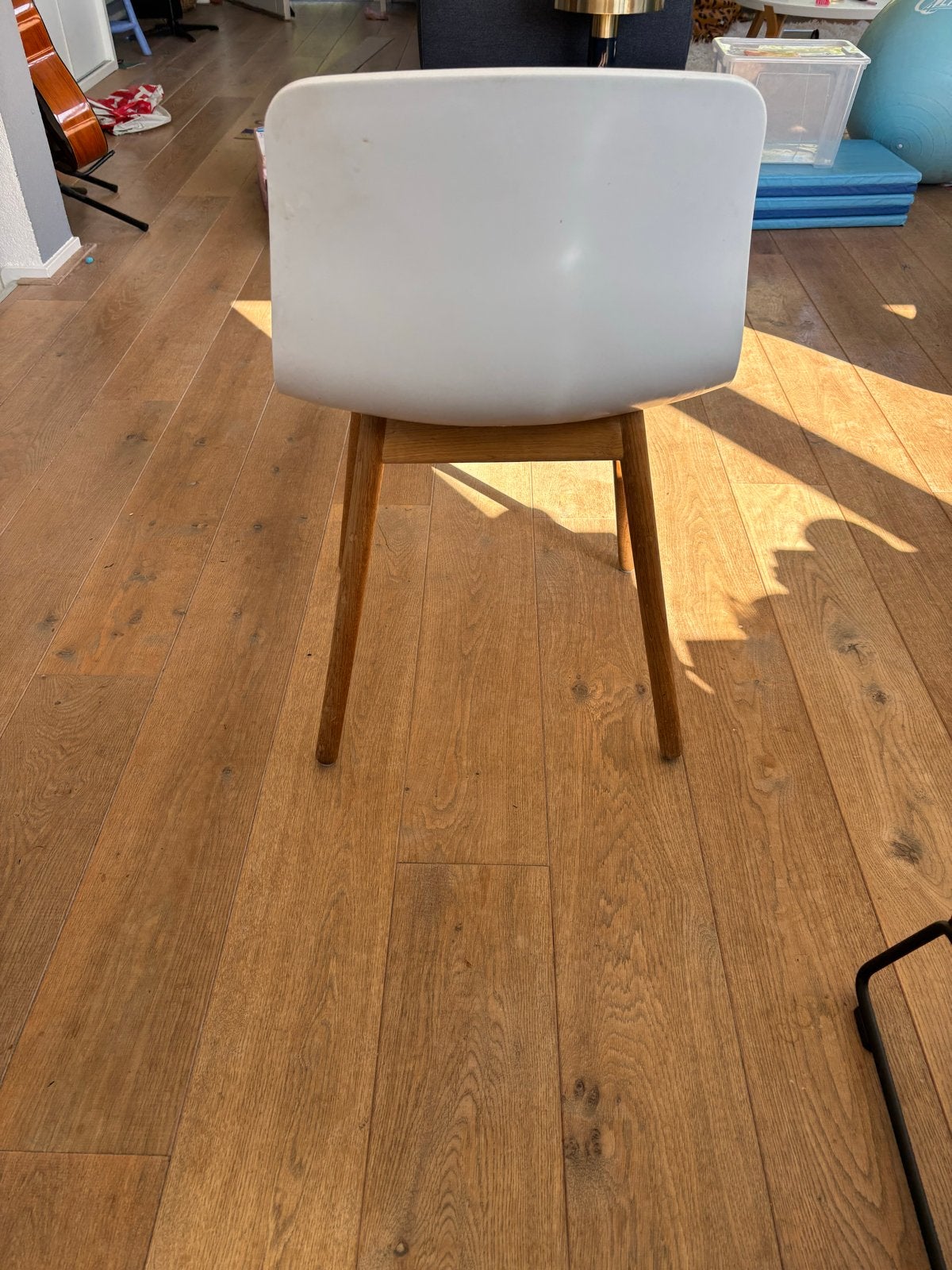Witte stoel met houten poten, Ophalen, Gebruikt, Wit, Eén