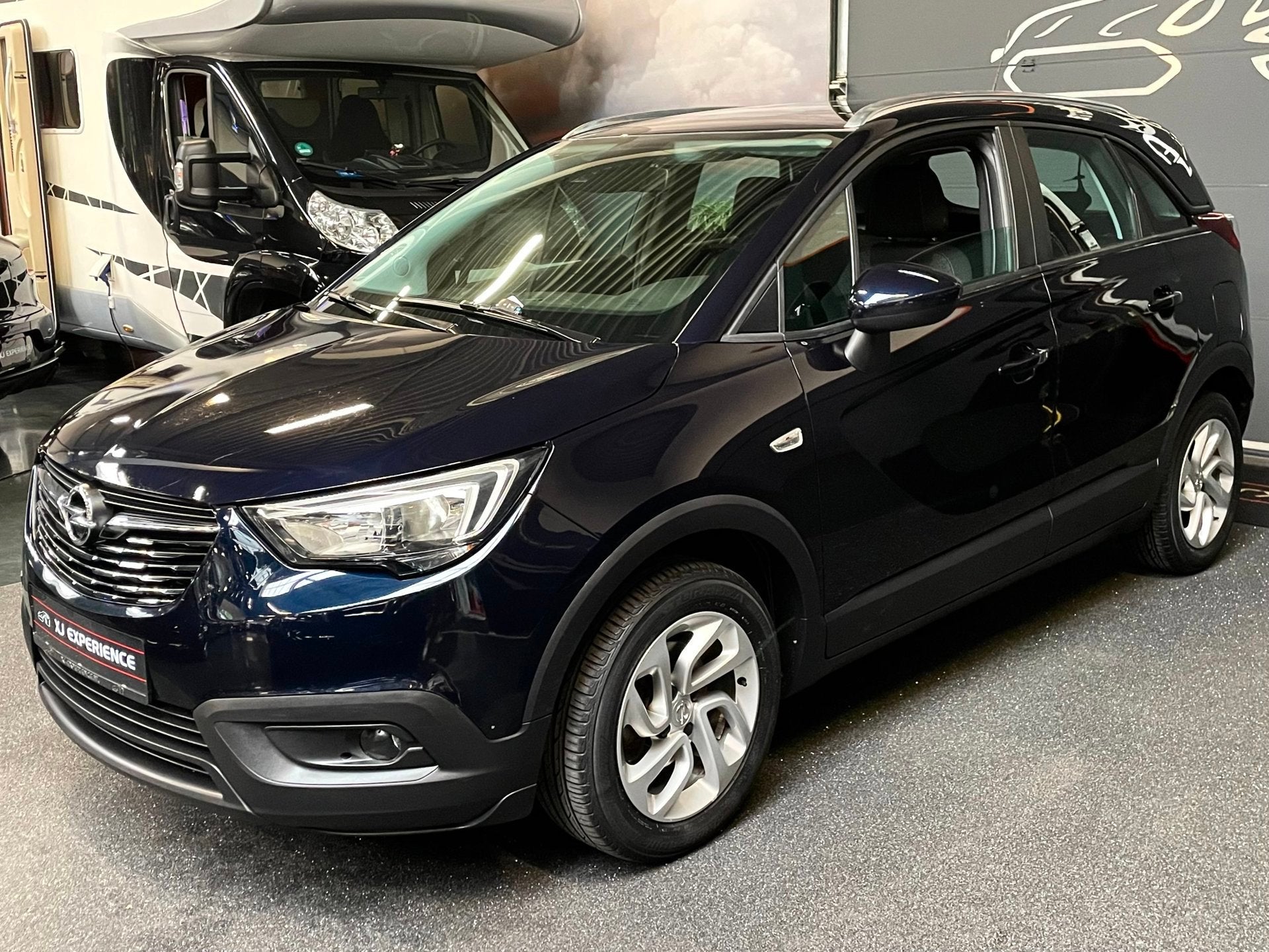 Opel Crossland X 1.2 Turbo Online Edition AIRCO NAVI CARPLAY, Gebruikt, 1199 cc, Blauw, 49 €/maand
