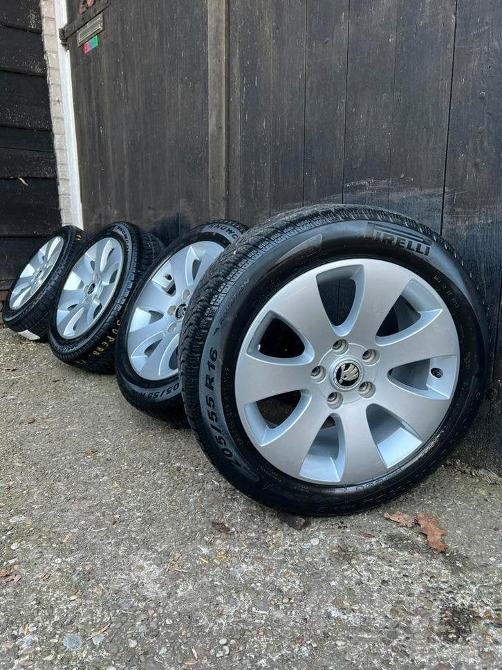 Originele Skoda Octavia velgen 16? 5x112 pirelli winterset