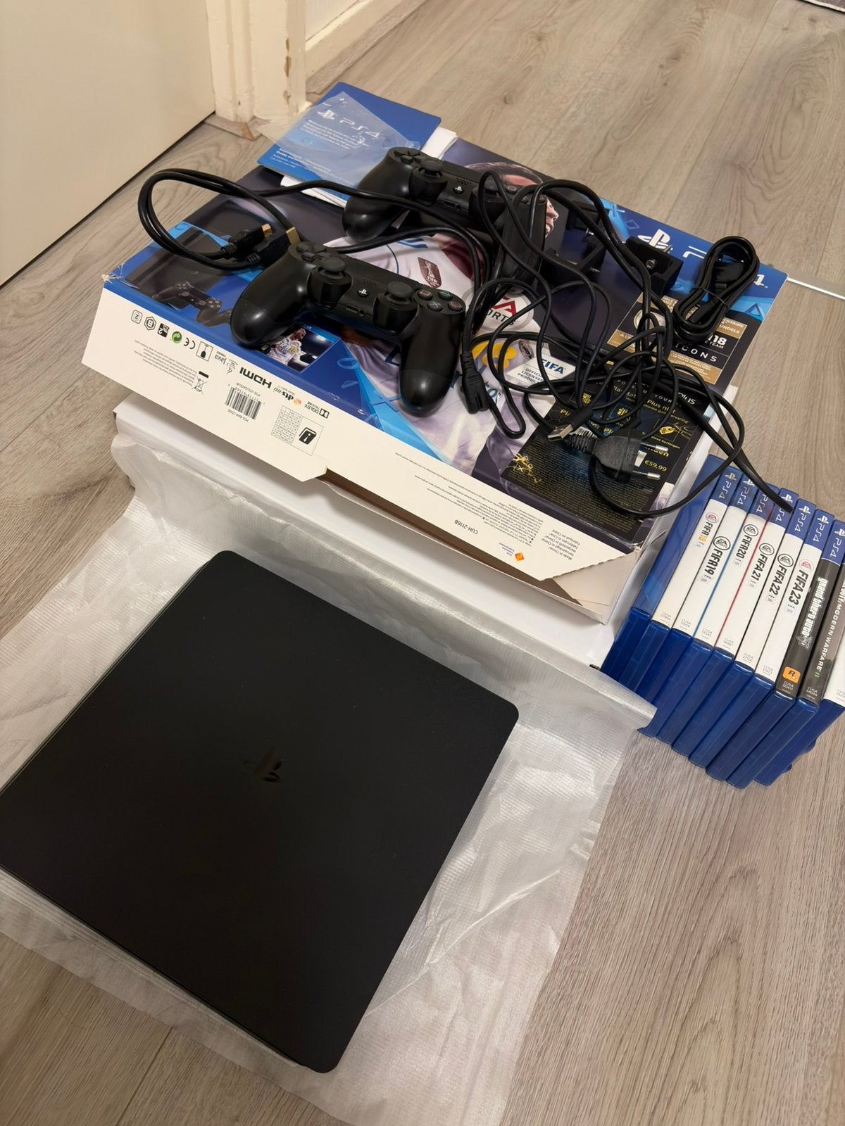PlayStation 4 Slim 1TB + 2 controllers + 9 games, Computers en Software, Ophalen, Zo goed als nieuw