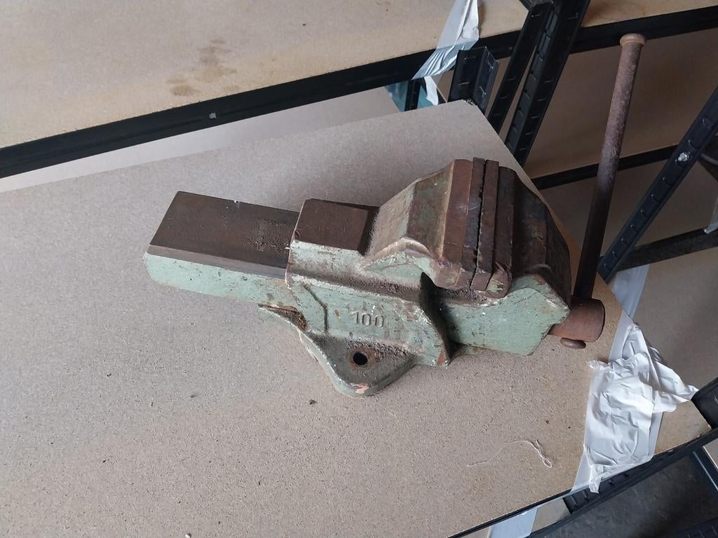 Oude wetse bankschroef, Doe-het-zelf en Verbouw, Werkbanken, Ophalen of Verzenden, Gebruikt, Minder dan 70 cm, Bankschroef