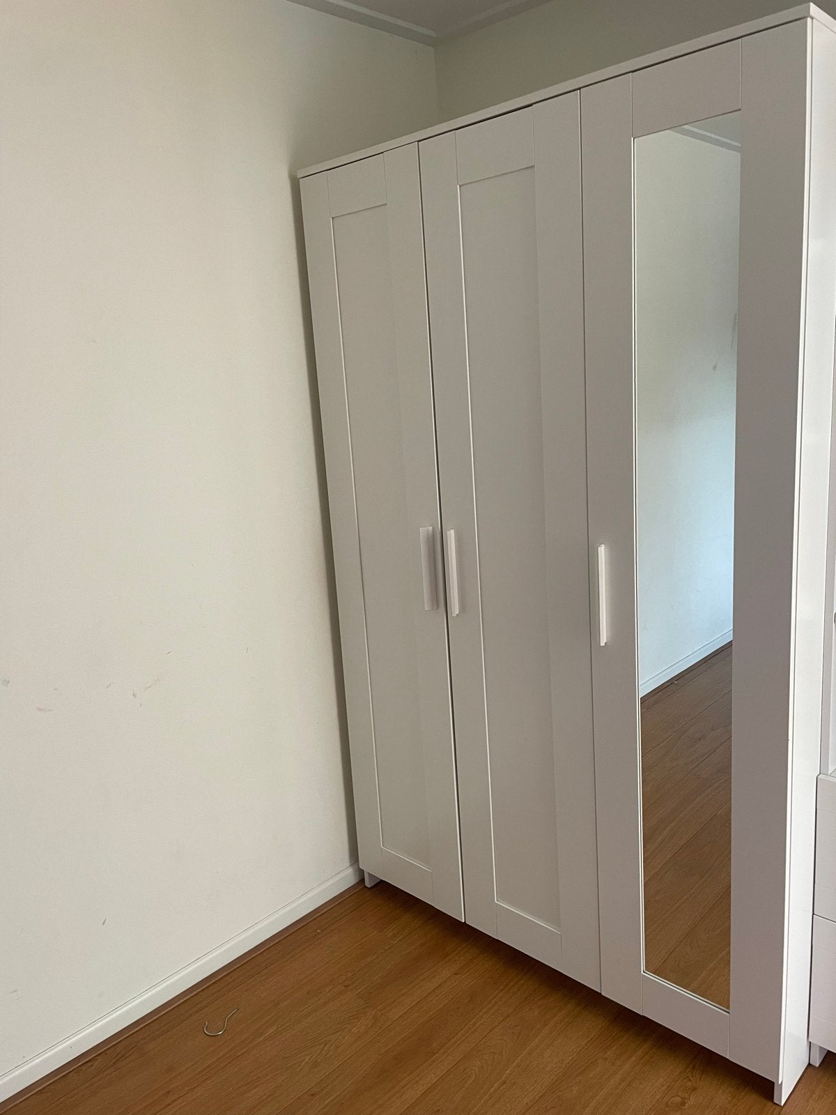 Brimnes kledingkast met spiegel en planken, Huis en Inrichting, Kasten | Kledingkasten, Ophalen, Gebruikt, 100 tot 150 cm, 200 cm of meer