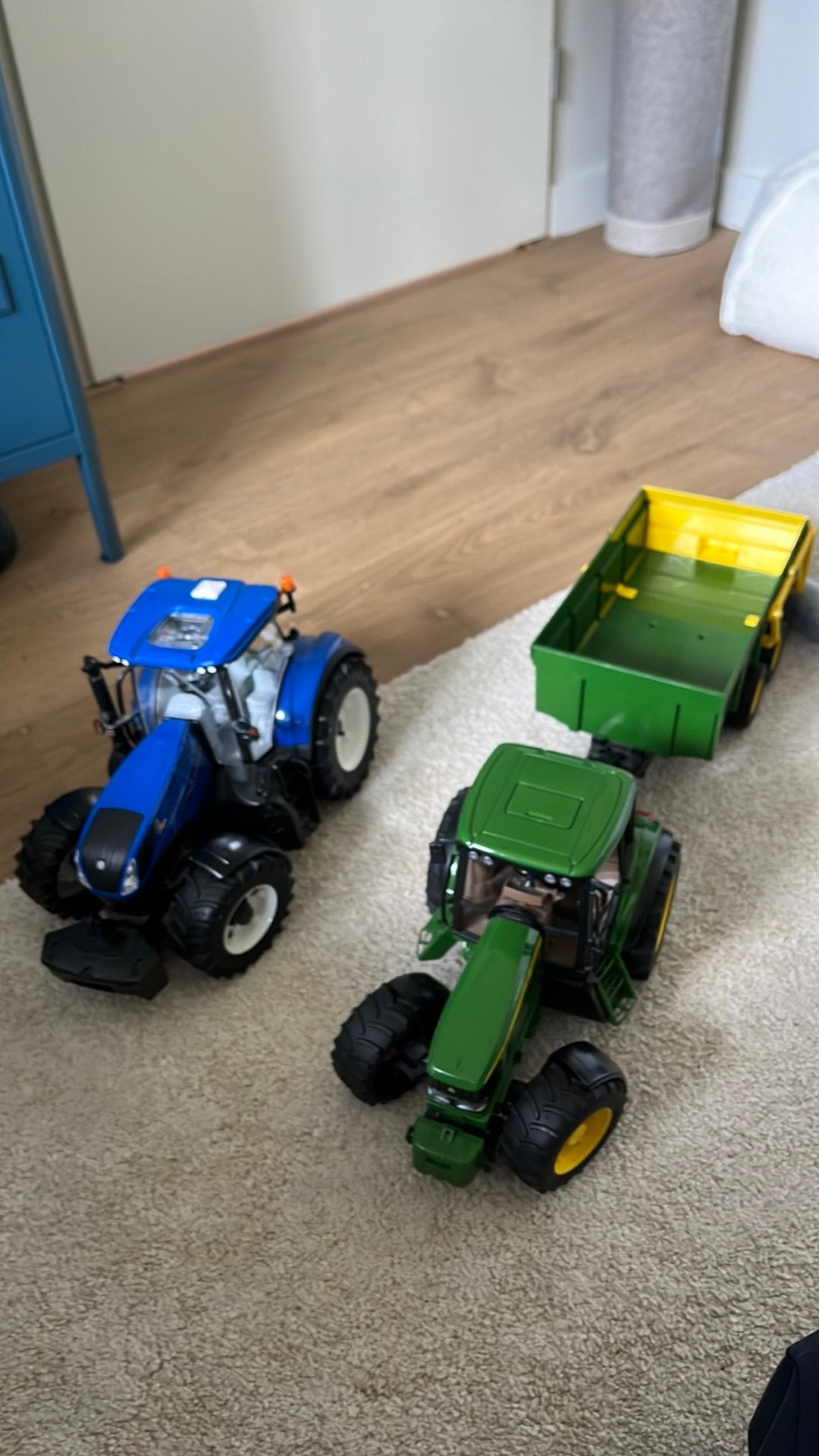 Bruder trekkers New holland en john deere, Ophalen, Zo goed als nieuw