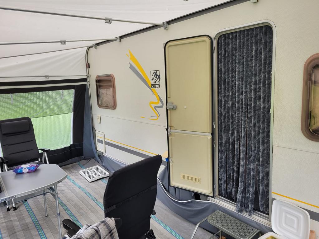 Knaus Caravan met voortent en mover 450 inclusief inboedel, Caravans en Kamperen, Caravans, Koelkast, Omvormbare zithoek, Treinzit