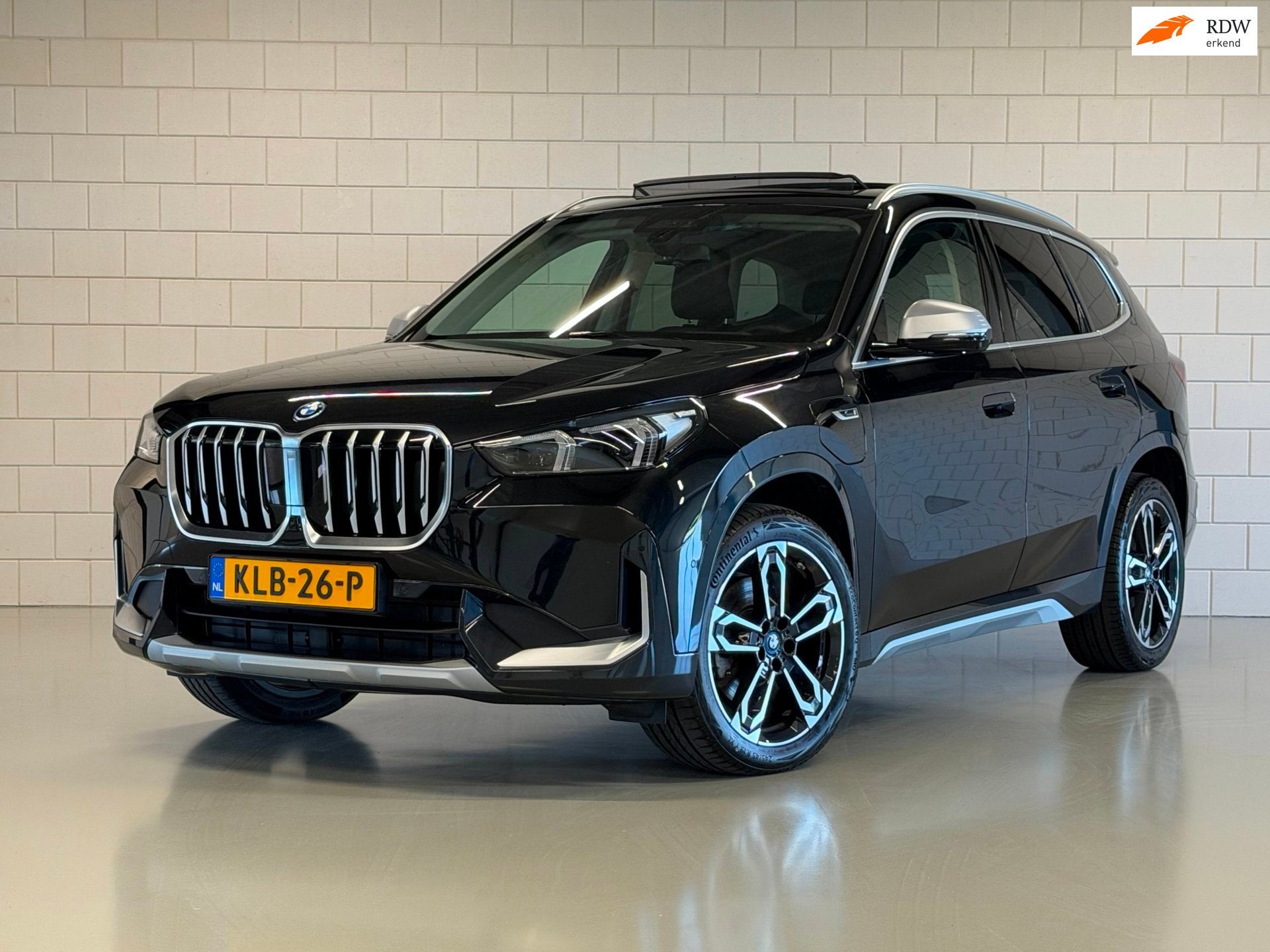 BMW X1 XDrive30e High Executive xLine | PANO | H/K | 360 CAM, Auto's, BMW, 16 kWh, Zwart, Bedrijf, Hybride Elektrisch/Benzine