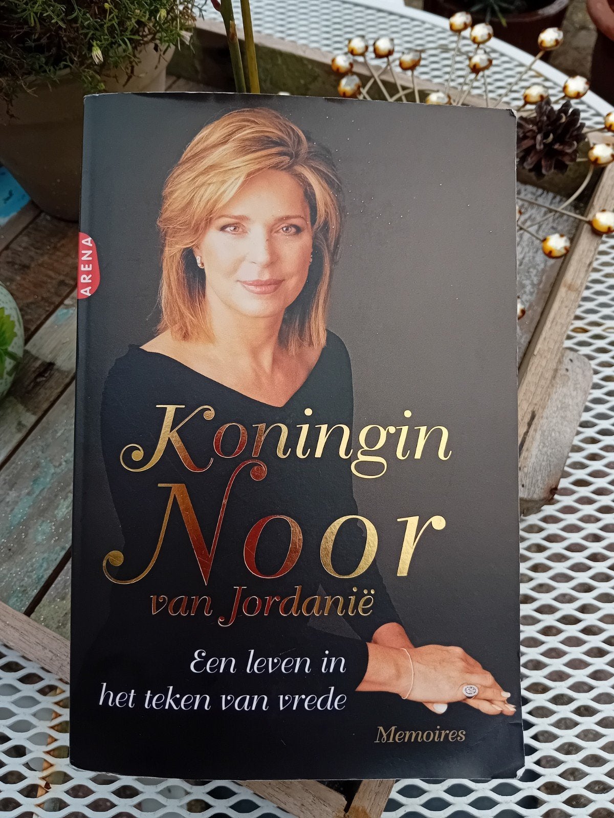 Koningin Noor van Jordanië  Een leven in het teken van vrede, Ophalen of Verzenden, Gelezen, Koningin Noor, Politiek