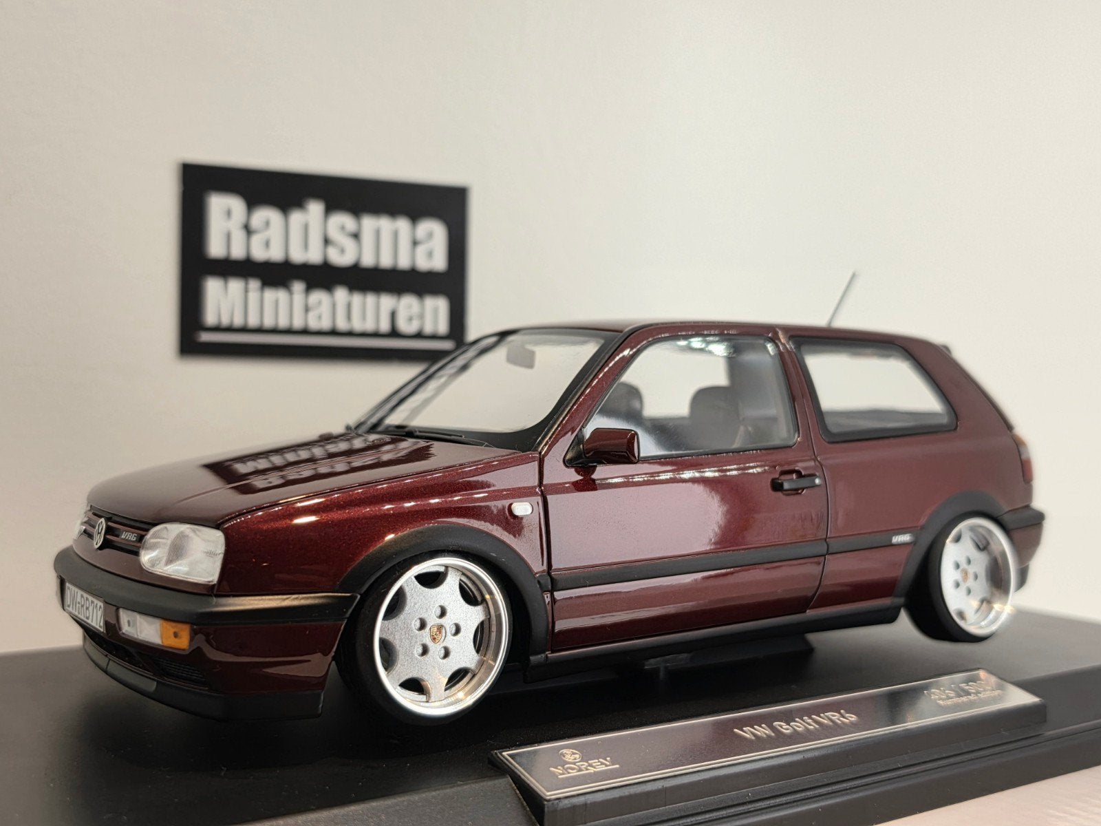 VW Golf Mk3 Vr6 - Indiana red + Porsche C2 velgen 1:18 Norev, Auto, Nieuw, Ophalen of Verzenden, Custom made by Radsma Miniaturen