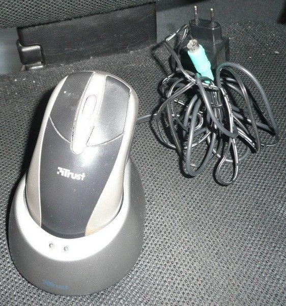 Thrust Draadloze muis met laadstation PS/2 5-9, Muis, Gebruikt, Ophalen of Verzenden, Draadloos