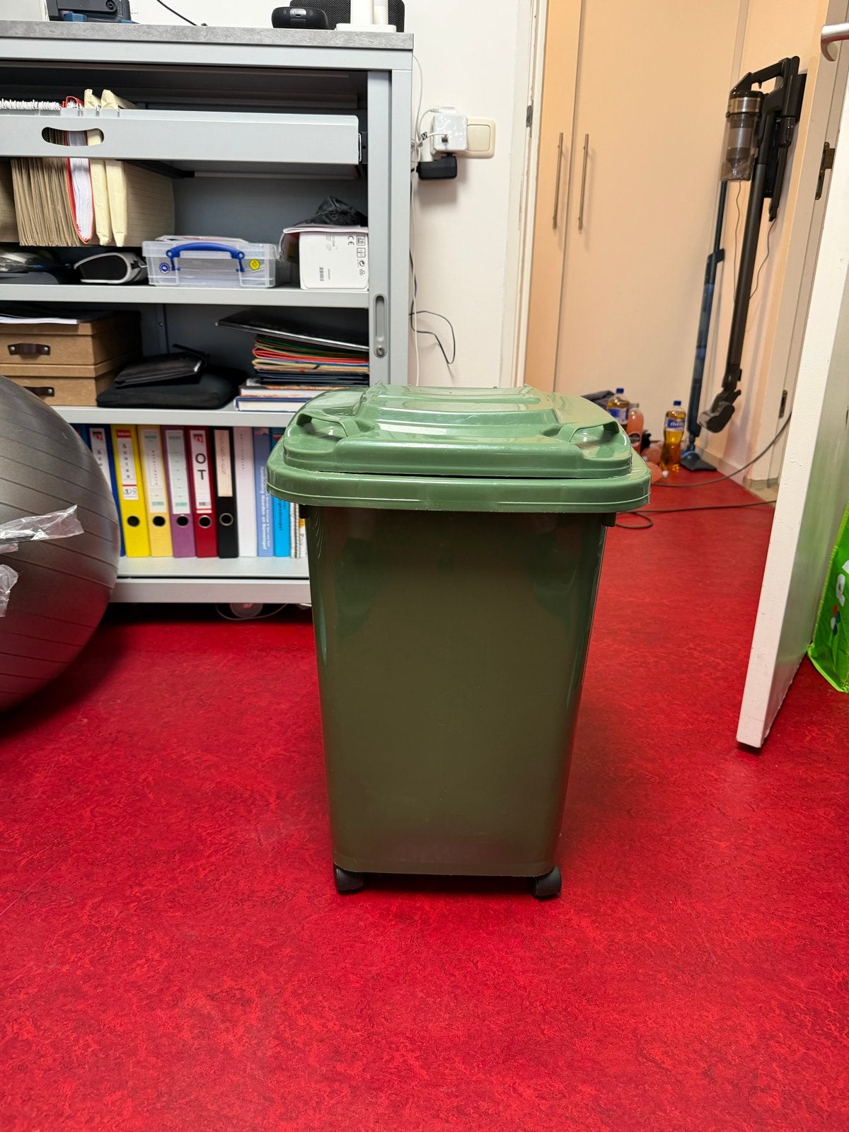 Donkergroene afvalcontainer 60 liter op wieltjes, Ophalen, Gebruikt, Kunststof, Met deksel