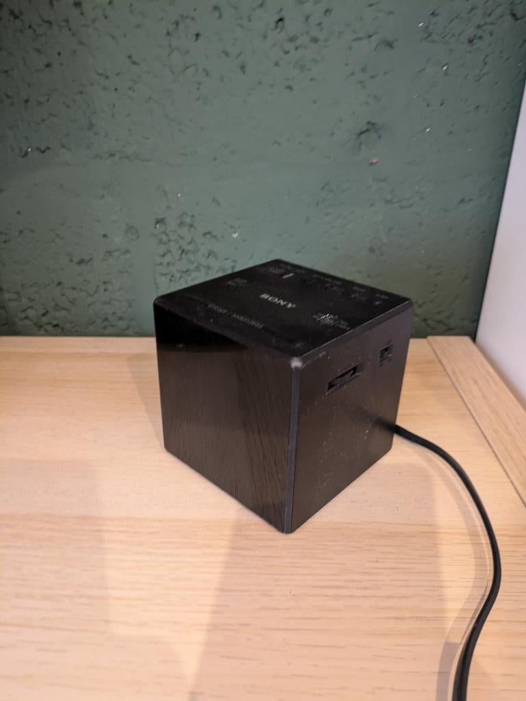 Sony ICF-C1 Zwarte Kubus Wekkerradio, Ophalen of Verzenden, Zo goed als nieuw, Radio