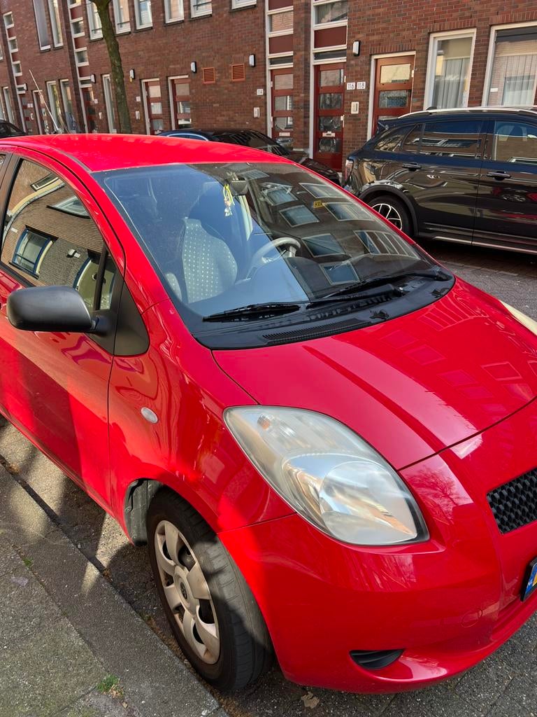 Toyota Yaris 1.0 12V Vvt-i 5DR Terra 2007 Rood, Auto's, Voorwielaandrijving, 527 kg, 40 €/maand, Handgeschakeld