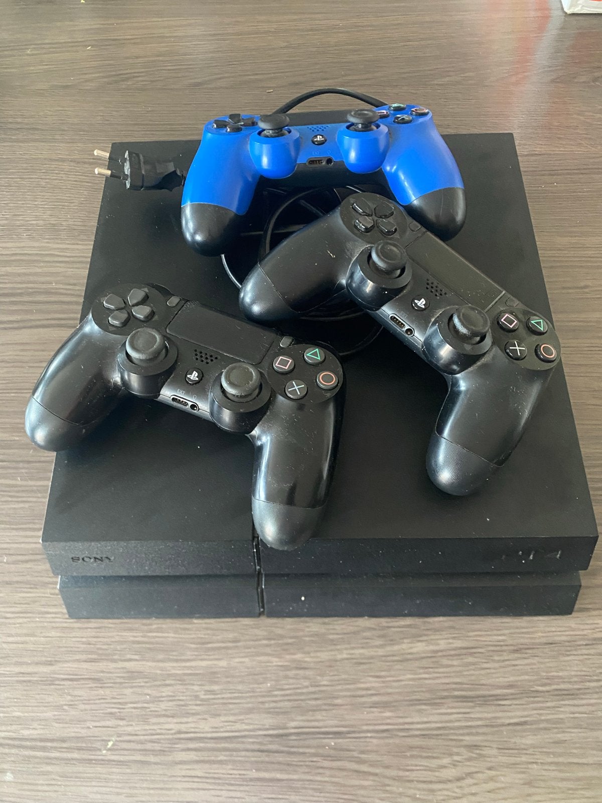 PS4 met 3 controllers, 2 spellen en aansluitkabel, Spelcomputers en Games, Spelcomputers | Sony PlayStation 4, Gebruikt, Original