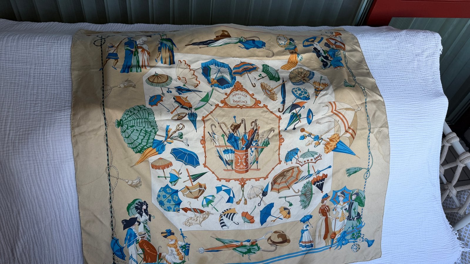 Hermès 'Ombrelles et Parapluies' Zijden Sjaal, Ophalen, Gedragen