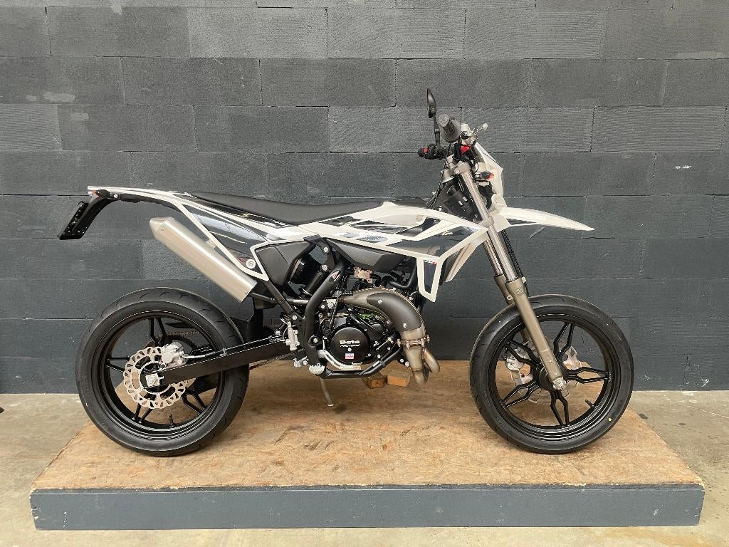 Beta RR 50 Motard 2026 Wit, Nieuw 50cc AM6 Voorraad, Ophalen, 6 versnellingen, Maximaal 45 km/u, Nieuw