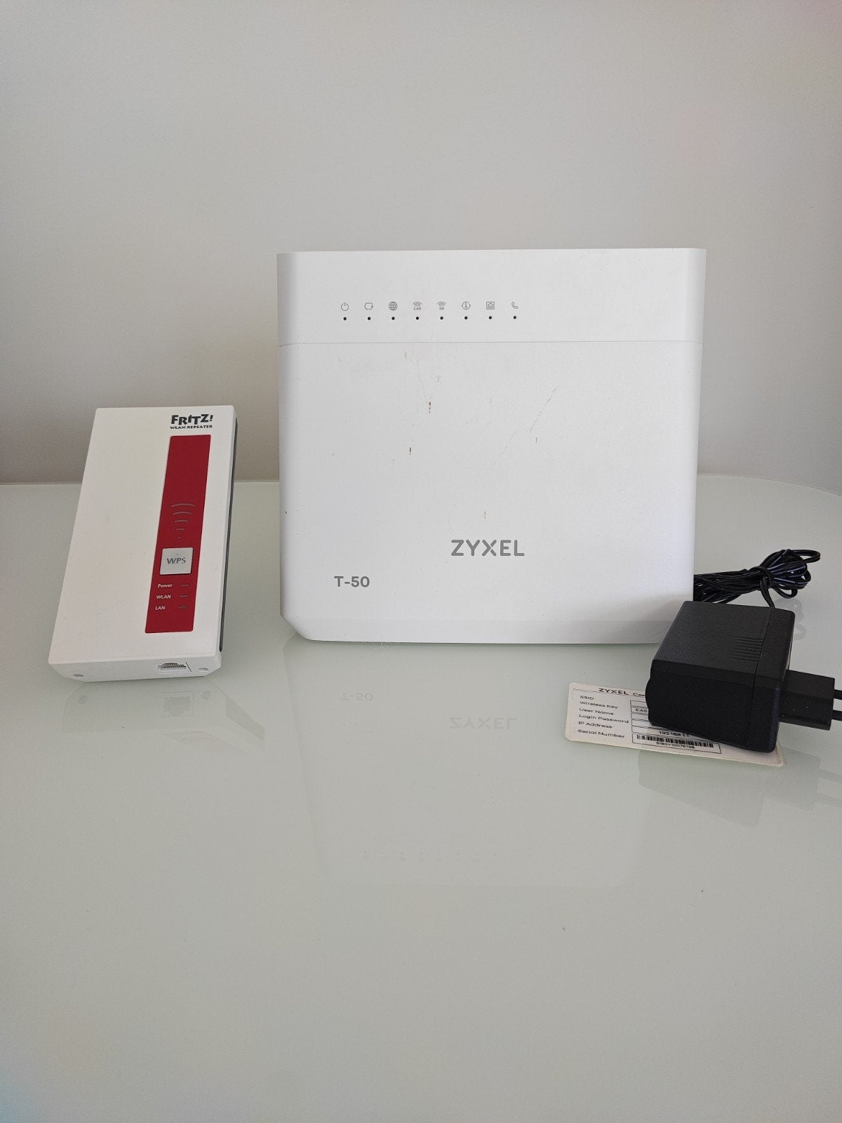 Zyxel t-50 Router modem plus Fritz wlan repeater, Ophalen of Verzenden, Zo goed als nieuw, Router met modem, Zyxel t-50