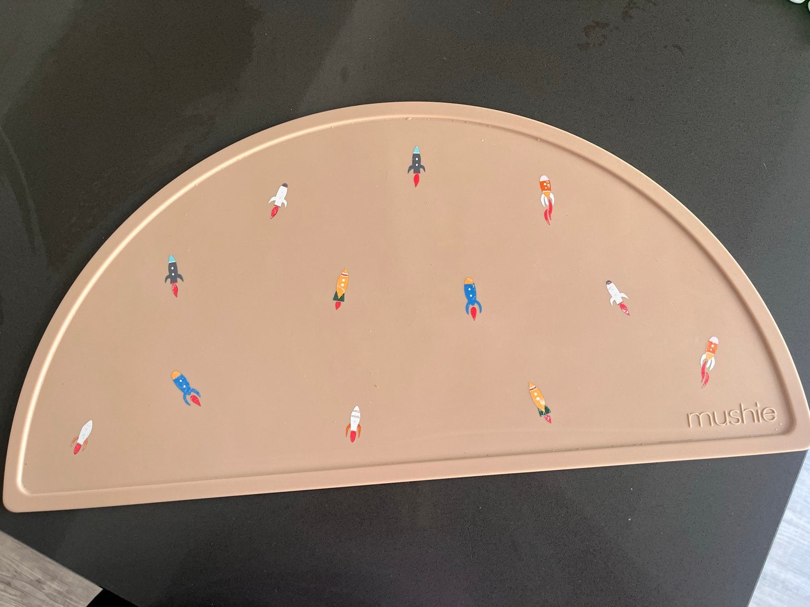 Mushie Siliconen Placemat - Raketten & Auto's 2 stuks voor, Ophalen, Zo goed als nieuw