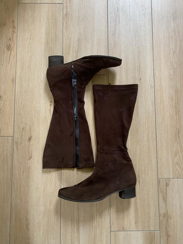 Bruine suède look laarzen maat 43,5 (9,5), Kleding | Dames, Schoenen, Hoge laarzen, Bruin, Ophalen of Verzenden, Gedragen
