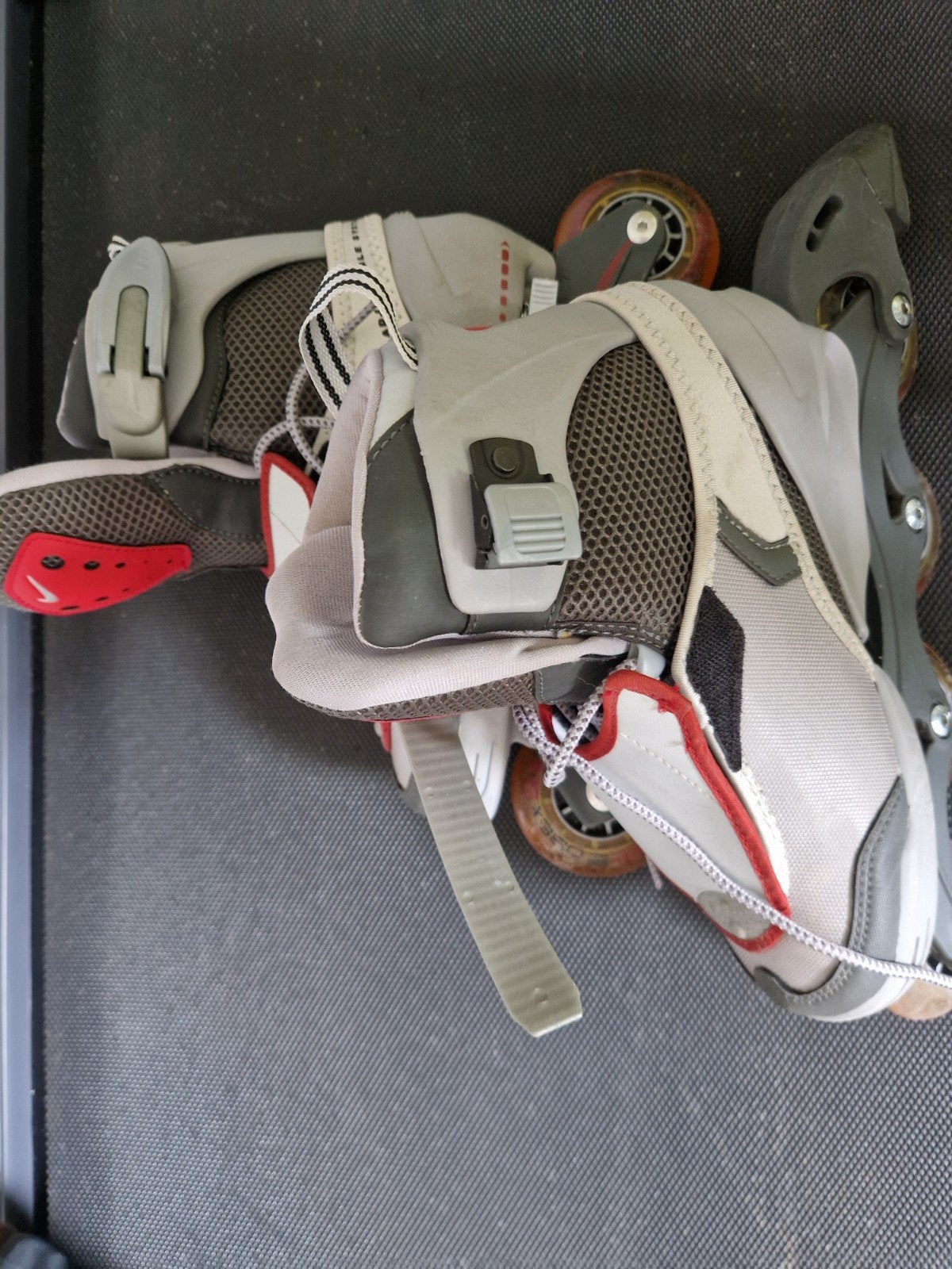 Op maat verstelbare skeelers van merk Nike, Ophalen, Kart