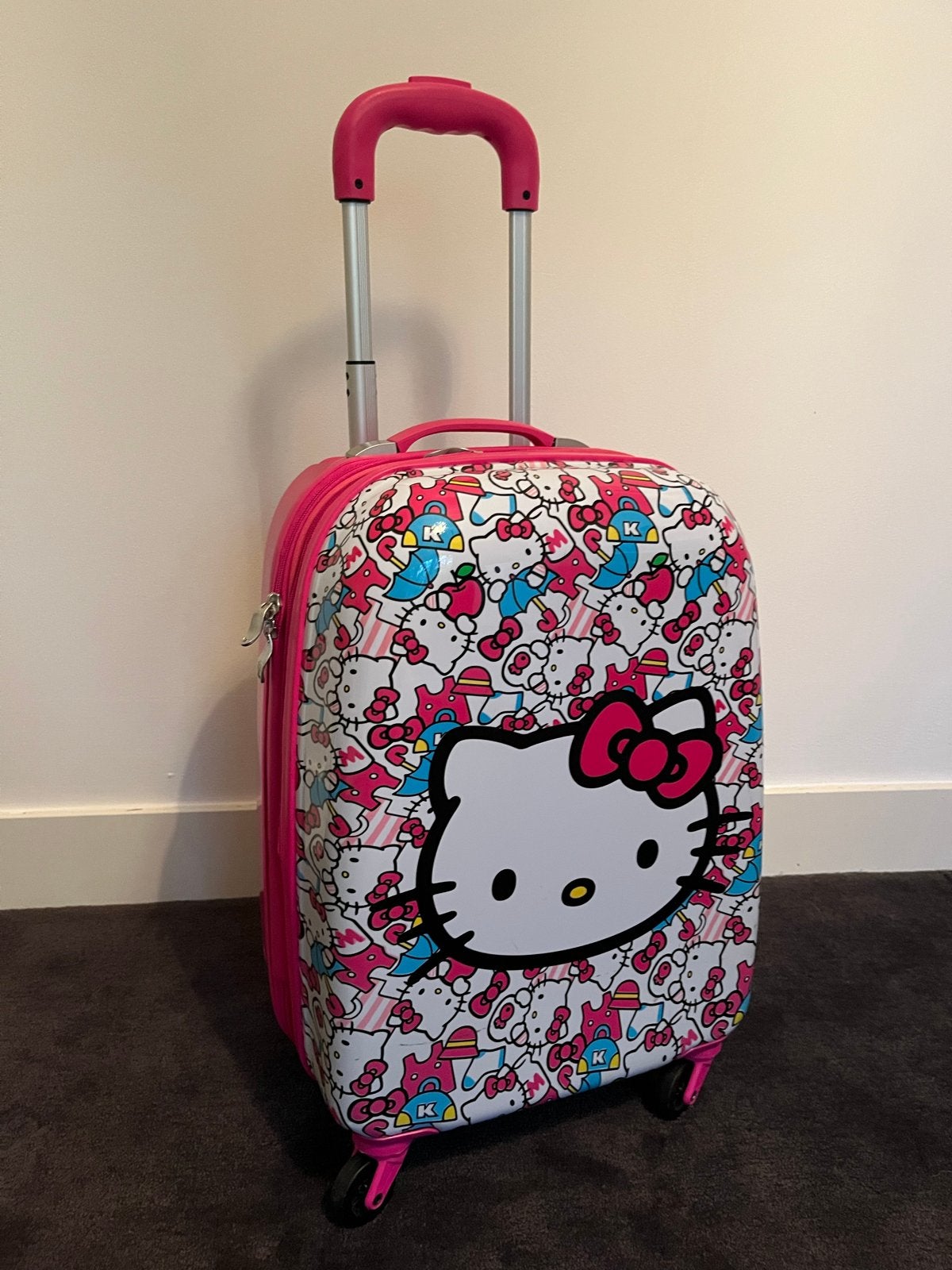 Hello Kitty Koffer - Roze met Wieltjes en Uitschuifbaar, Ophalen, 50 tot 60 cm, Hard kunststof, Zo goed als nieuw