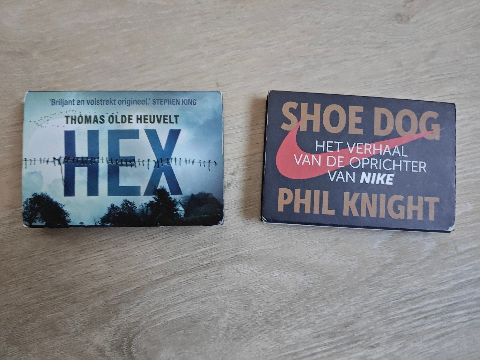 Dwarsligger: HEX (Thomas O Heuvelt) & Shoe Dog (Phil Knight), Boeken, Ophalen of Verzenden, Gelezen, Thomas Olde Heuvelt, Phil Knight