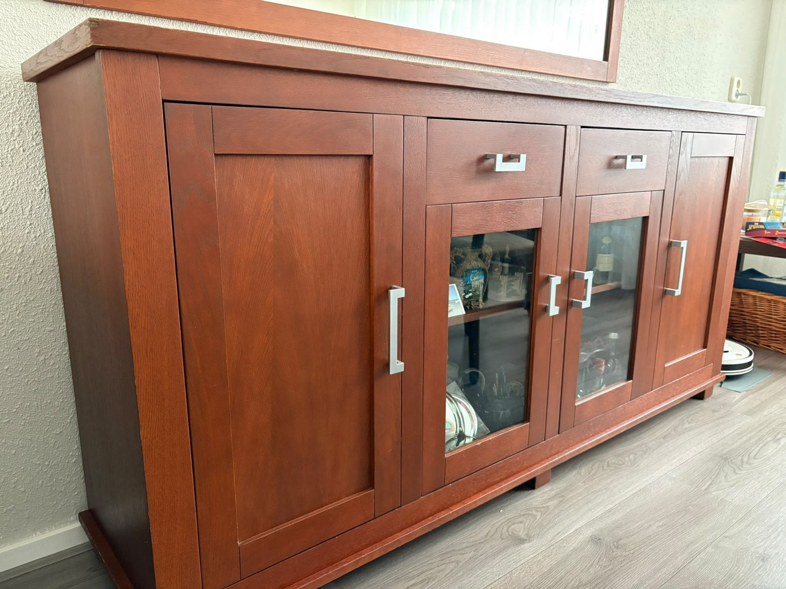 Foto 5 van Tv meubel, eettafel met stoelen, dressoir met spiegel