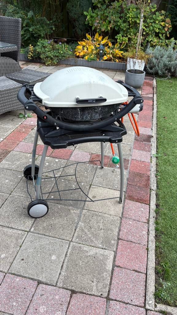 Te koop goede WEBER Q200 gasbarbecue met hoes en onderstel, Tuin en Terras, Ophalen, Zo goed als nieuw