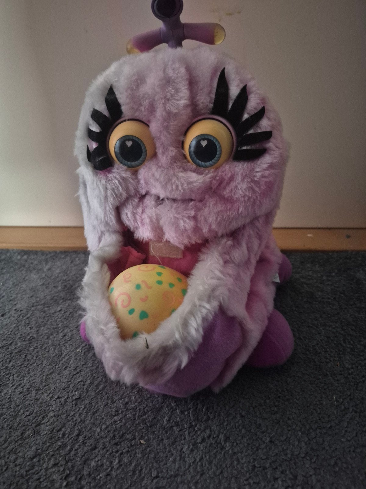 Schattige paarse knuffel met baby - Furby achtige stijl, Overige merken, Overige karakters, Overige typen, Zo goed als nieuw