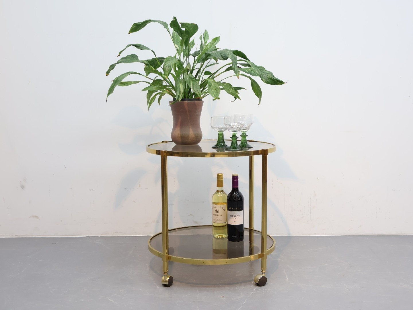 Vintage bijzettafel barcart messing rookglas, Ophalen, 50 tot 100 cm, Rond, Glas