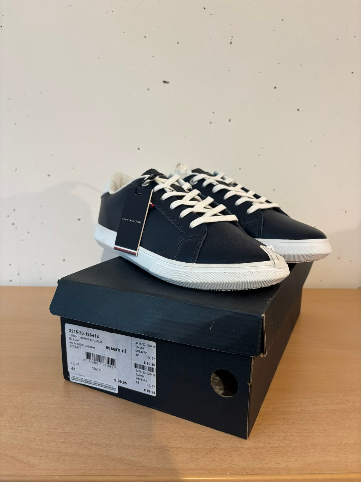 Tommy Hilfiger sneaker *NEW* maat 42, Ophalen of Verzenden, Zo goed als nieuw, Blauw