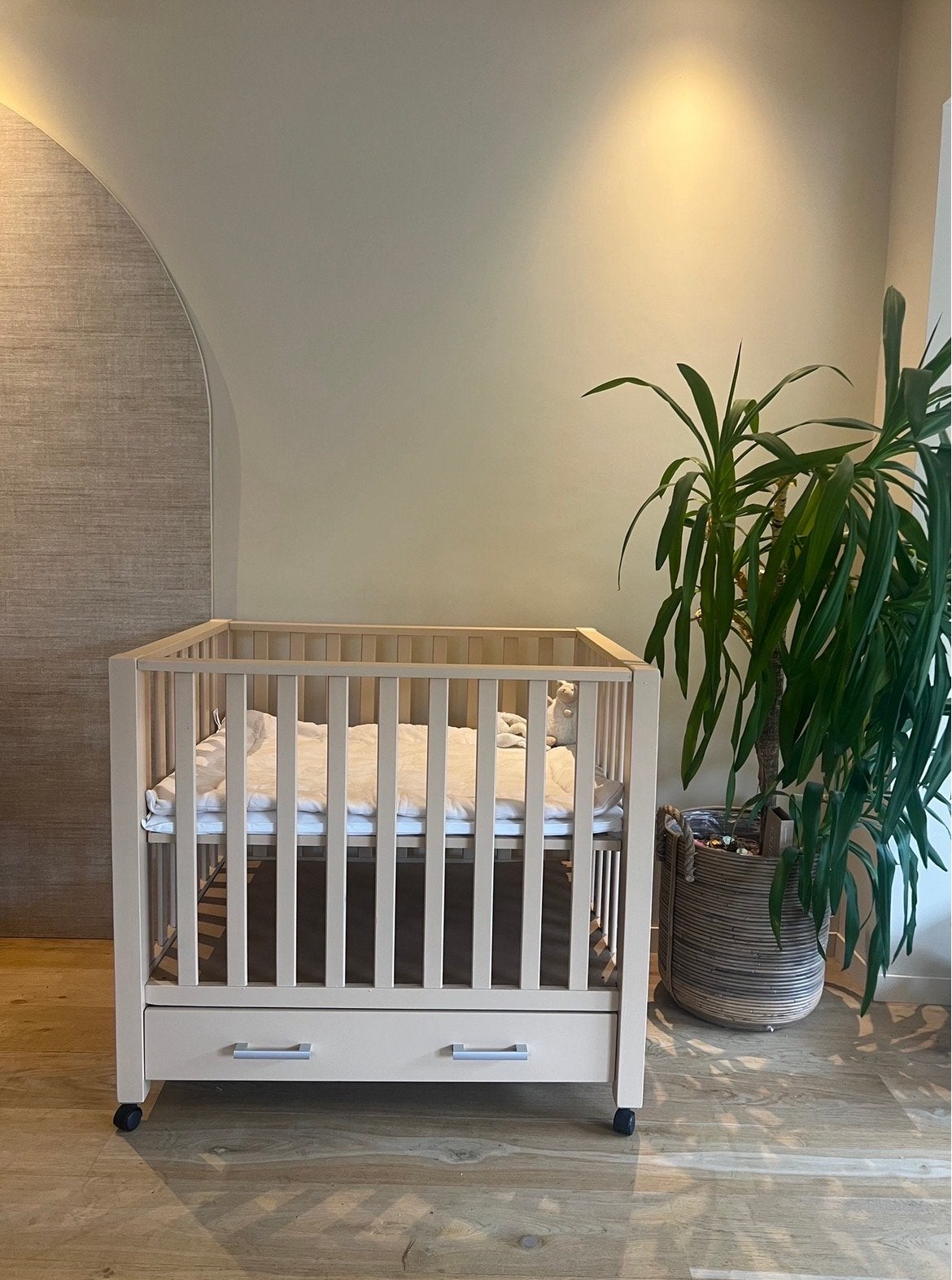 Beige/Zand Box met Wieltjes, Lade, matras en Boxkleed, Ophalen, Gebruikt, Vierkant, Boxkleed