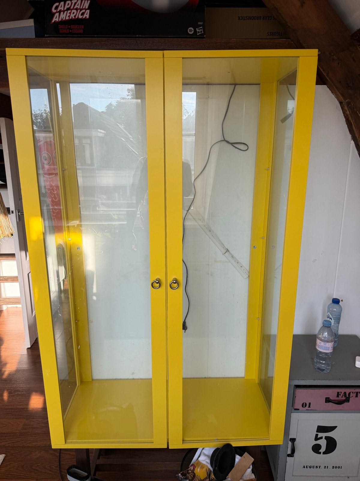 Gele vitrinekast met glazen platen, Gebruikt, Glas, 150 tot 200 cm, 25 tot 50 cm