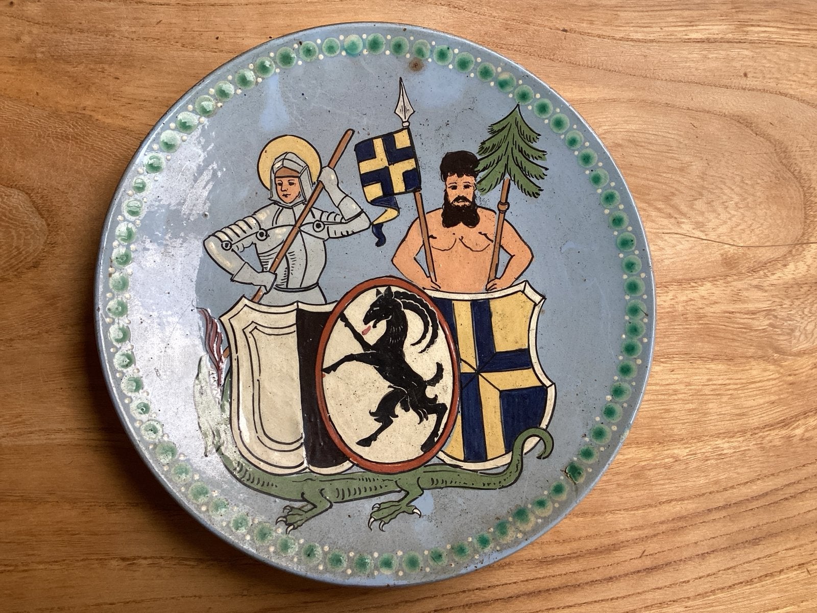 Antiek wandbord met wapenschild en figuren, Ophalen