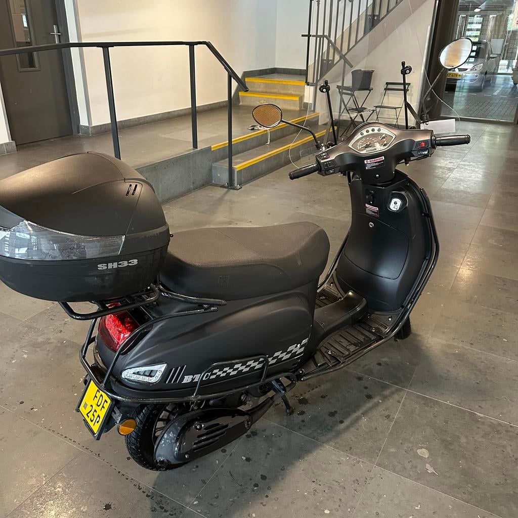 Stijlvolle Mat Zwarte Scooter met Windscherm en Topkoffer, Fietsen en Brommers, Zo goed als nieuw, Benzine, Ophalen, Overige merken
