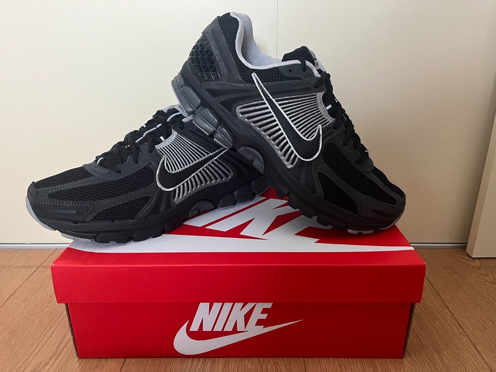 Nike Zoom Vomero 5 Zwart/Wit - Maat 45 - Nieuw in doos, Zwart, Nike, Nieuw, Ophalen of Verzenden