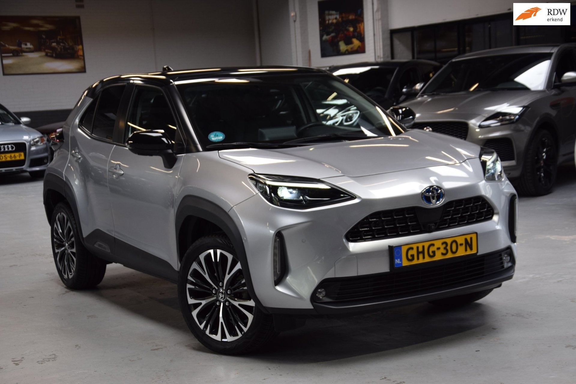 Toyota Yaris Cross 1.5 Hybrid Adventure Bi-Tone Hud Navi|Pan, Dealer onderhouden, Gebruikt, 1490 cc, Bedrijf