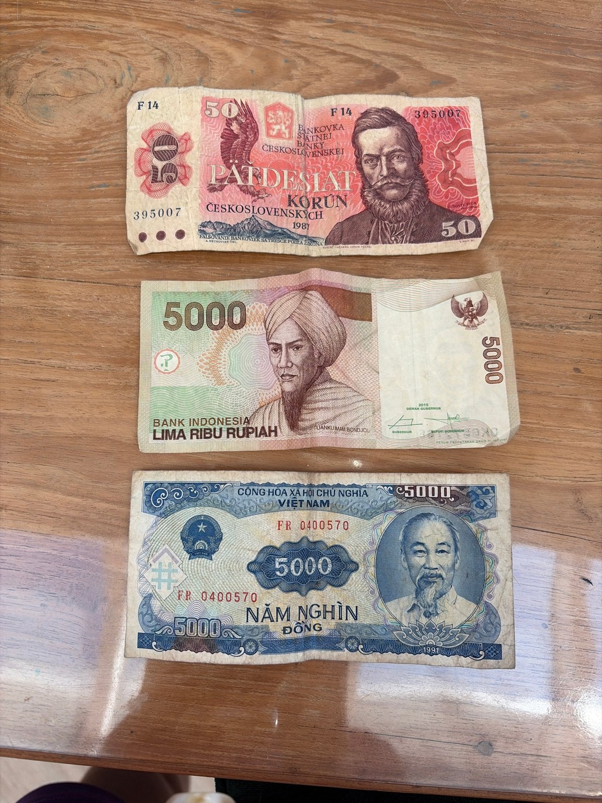 Set van 3 bankbiljetten: Tsjecho-Slowakije, Indonesië, Vietn, Postzegels en Munten, Bankbiljetten | Azië, Ophalen of Verzenden
