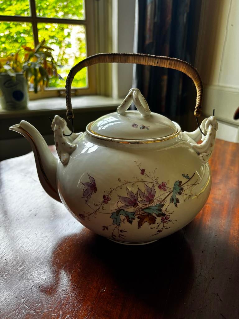 Antieke Theepot met Bamboe Handvat en Bloemenmotief, Ophalen of Verzenden