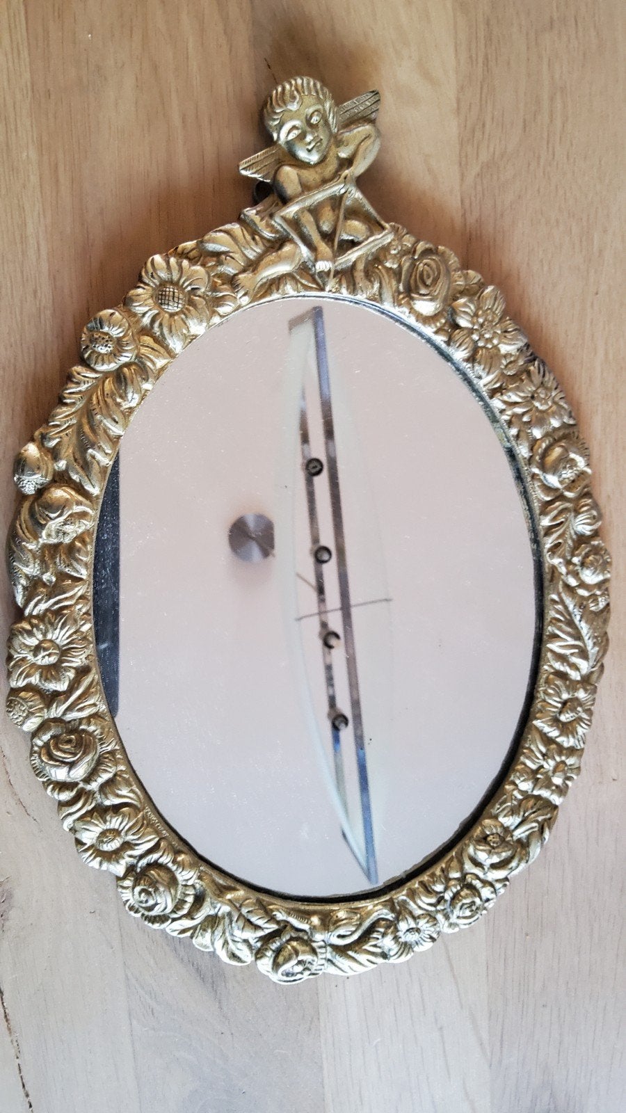 Oud retro ovaal massief koperen wandspiegel bloemen en engel, Ophalen of Verzenden, Ovaal, Minder dan 50 cm
