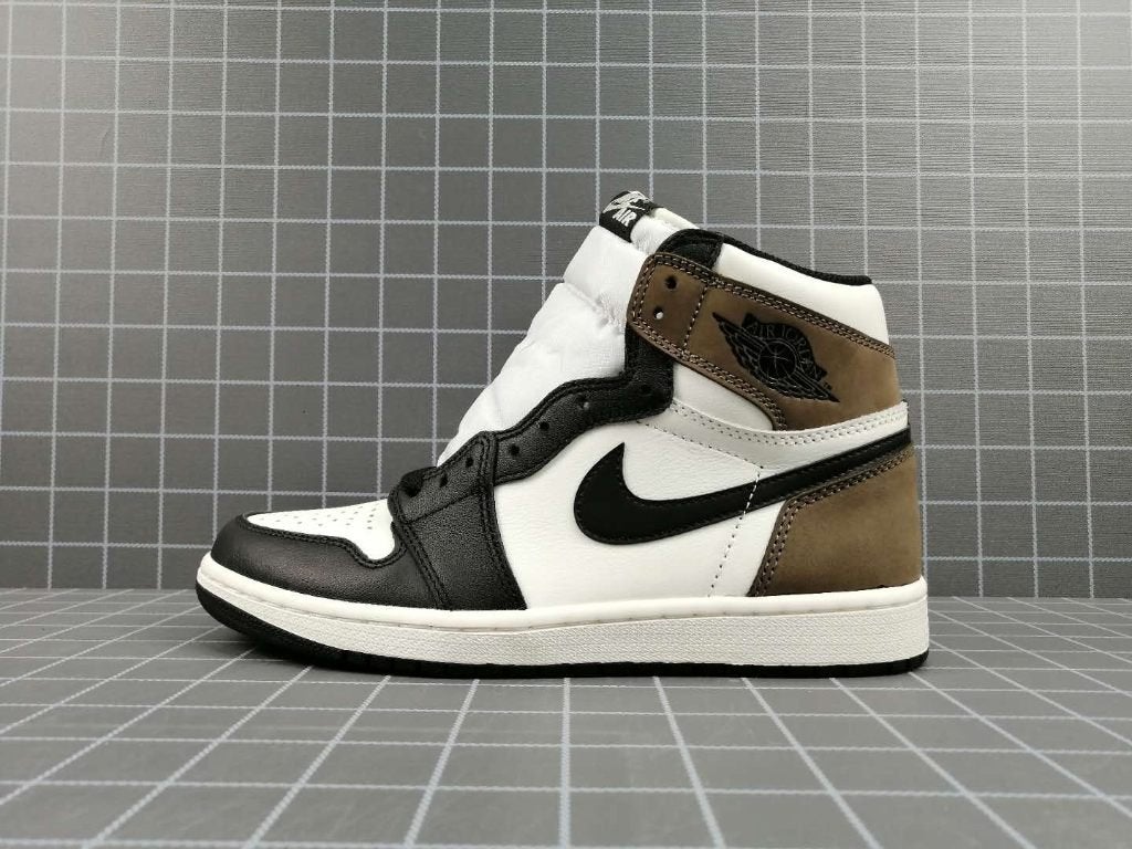 Jordan 1 Retro High | Dark Mocha, Bruin, Nike, Nieuw, Ophalen of Verzenden