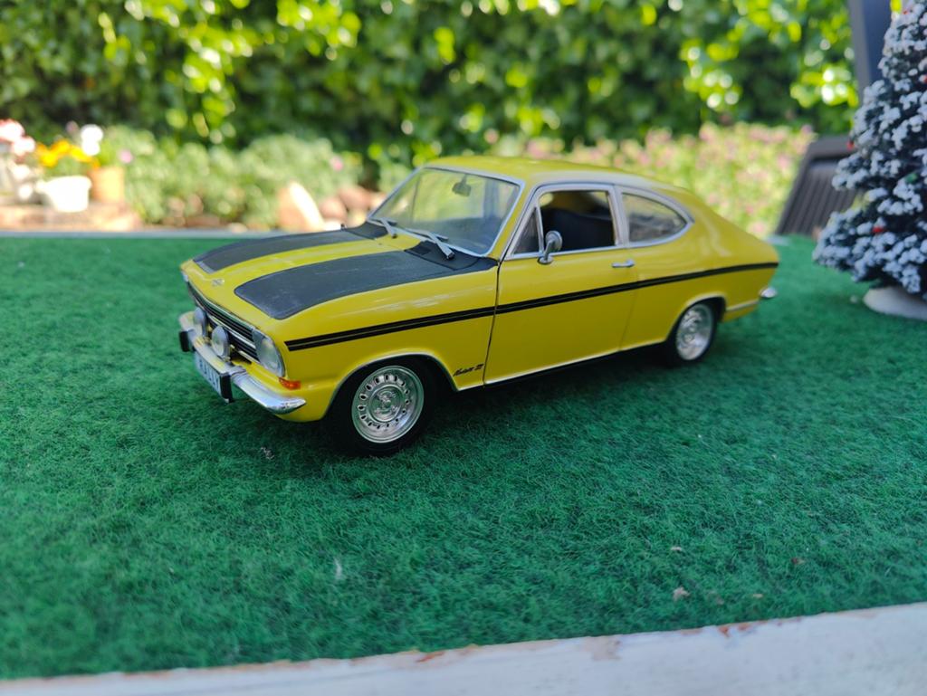 Opel Kadett Rally Coupe Revell Vitrine Model 1:18, Hobby en Vrije tijd, Modelauto's | 1:18, Ophalen of Verzenden