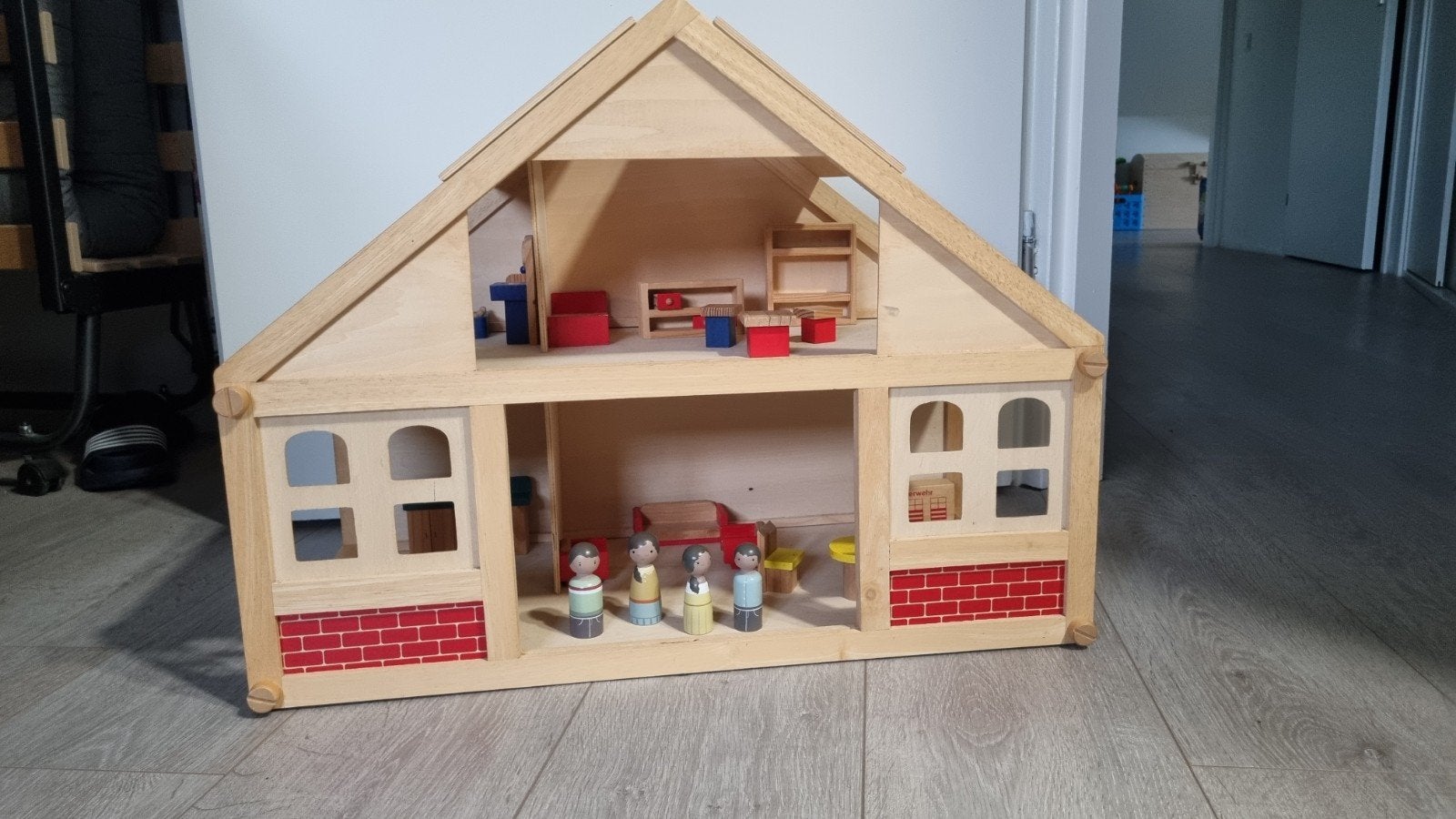 Houten Poppenhuis met Meubels en Poppenfamilie, Ophalen of Verzenden, Gebruikt, Poppenhuis